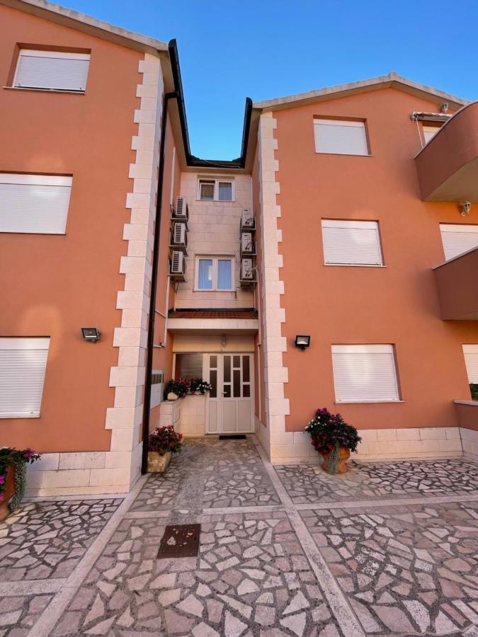 Отель Apartman Jukic Марина Экстерьер фото